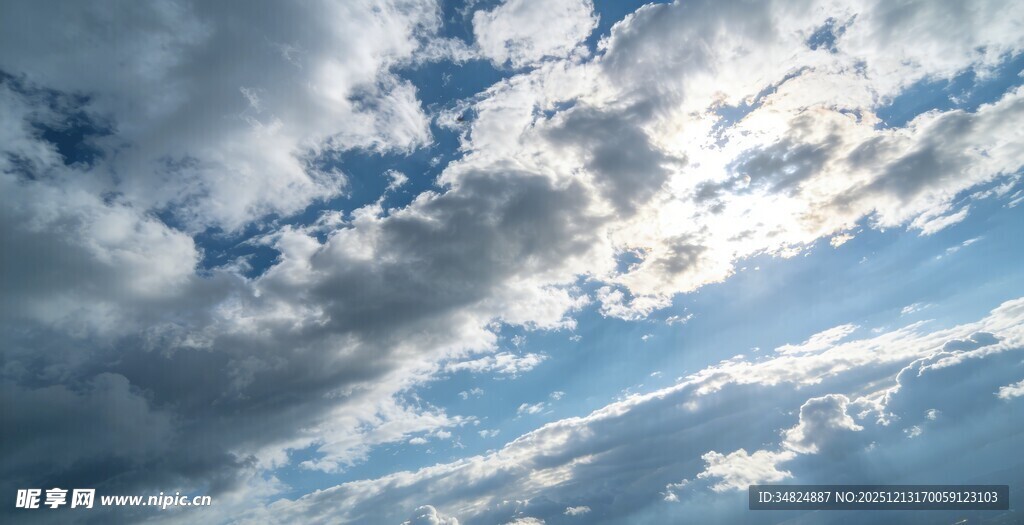 蓝天白云间的梦幻云彩