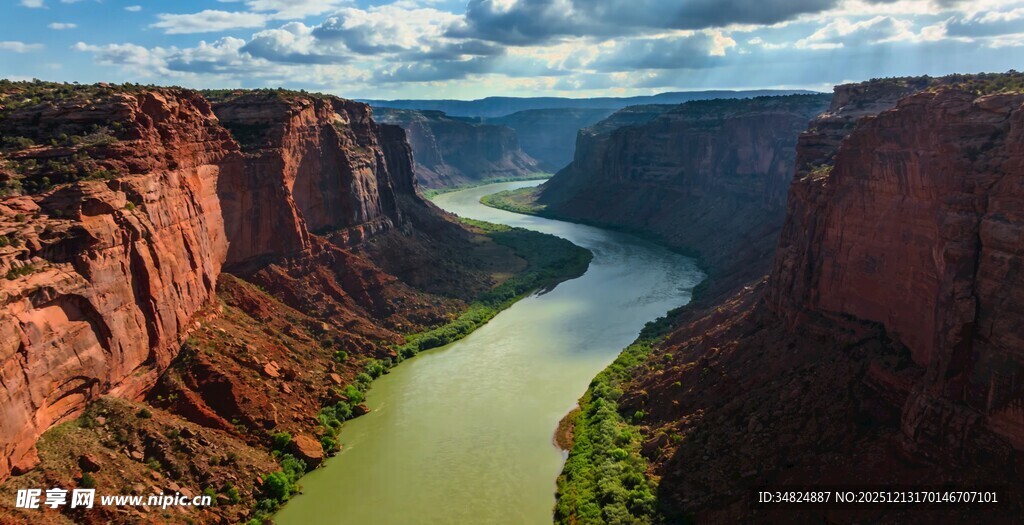 壮丽峡谷中的蜿蜒河流
