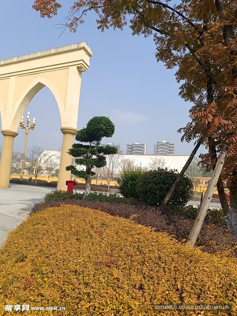 欧式拱门旁的秋日景观