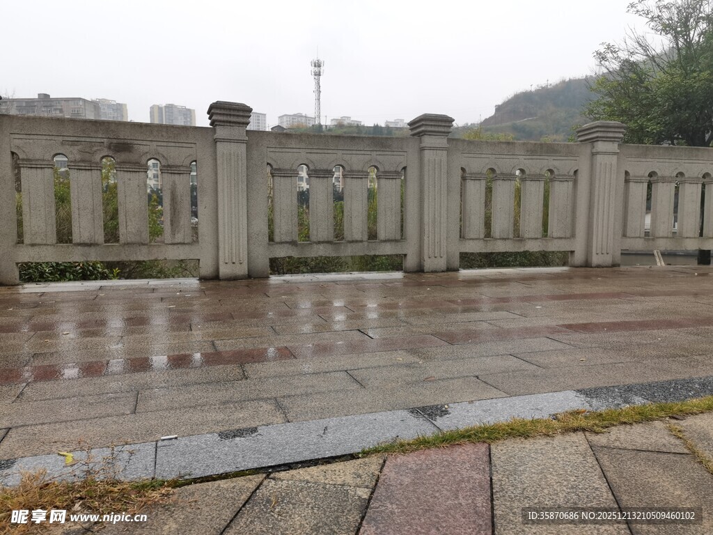 雨中的中式围墙景观