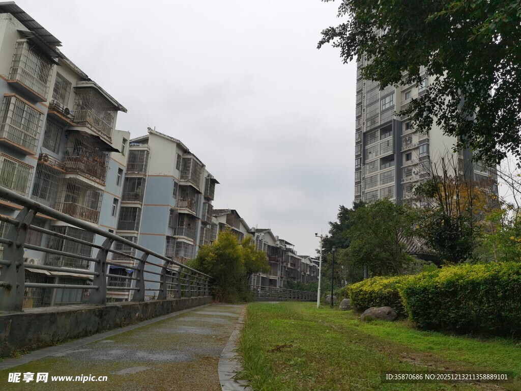 老旧小区的宁静小路
