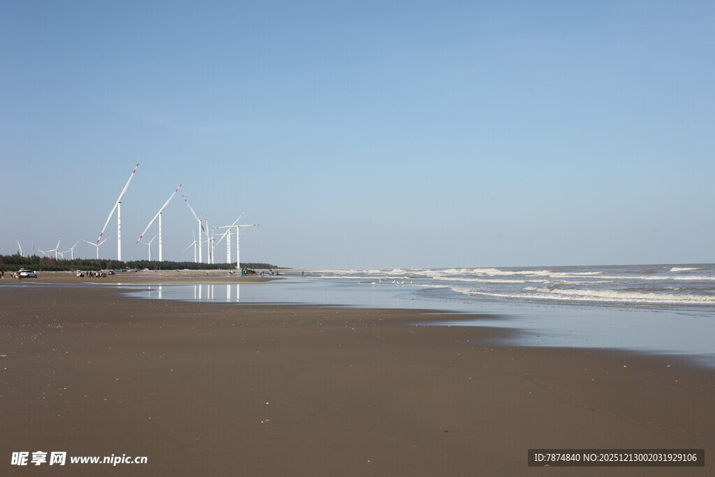 海滨沙滩上的风力发电机组