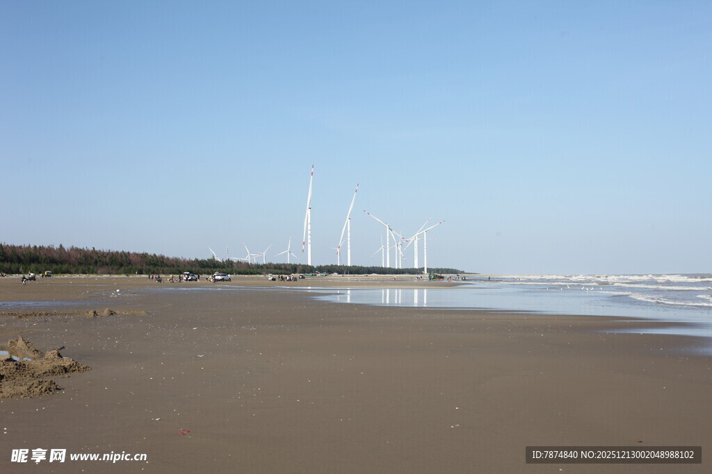 海边沙滩上的风力发电机组