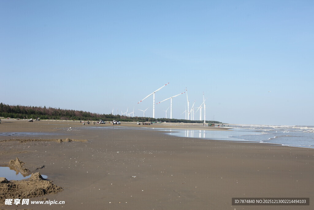 海边沙滩上的风力发电机组