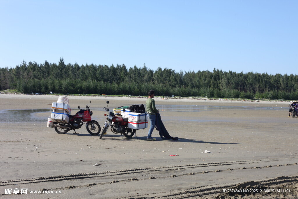户外摩托车停放与人物场景