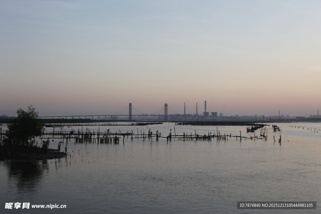 黄昏下的宁静水域景观