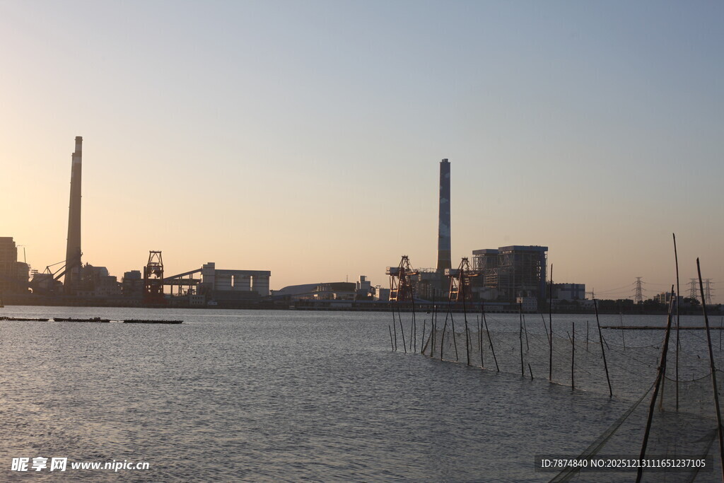 黄昏下的工业滨水景观