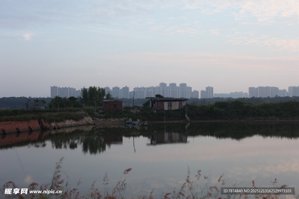 湖畔城市风光