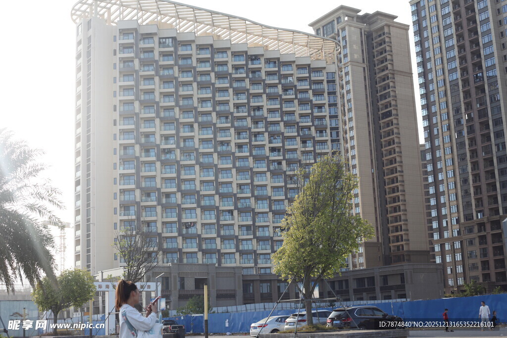 城市中高楼林立的景象