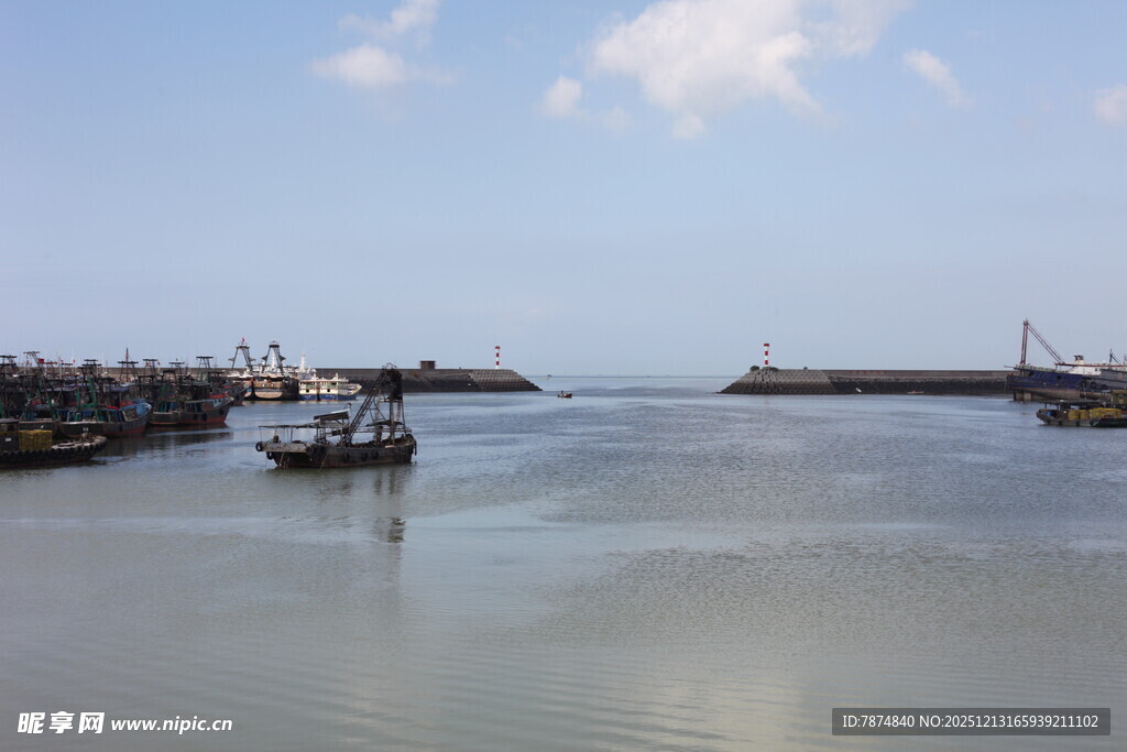 港口海面船只景象