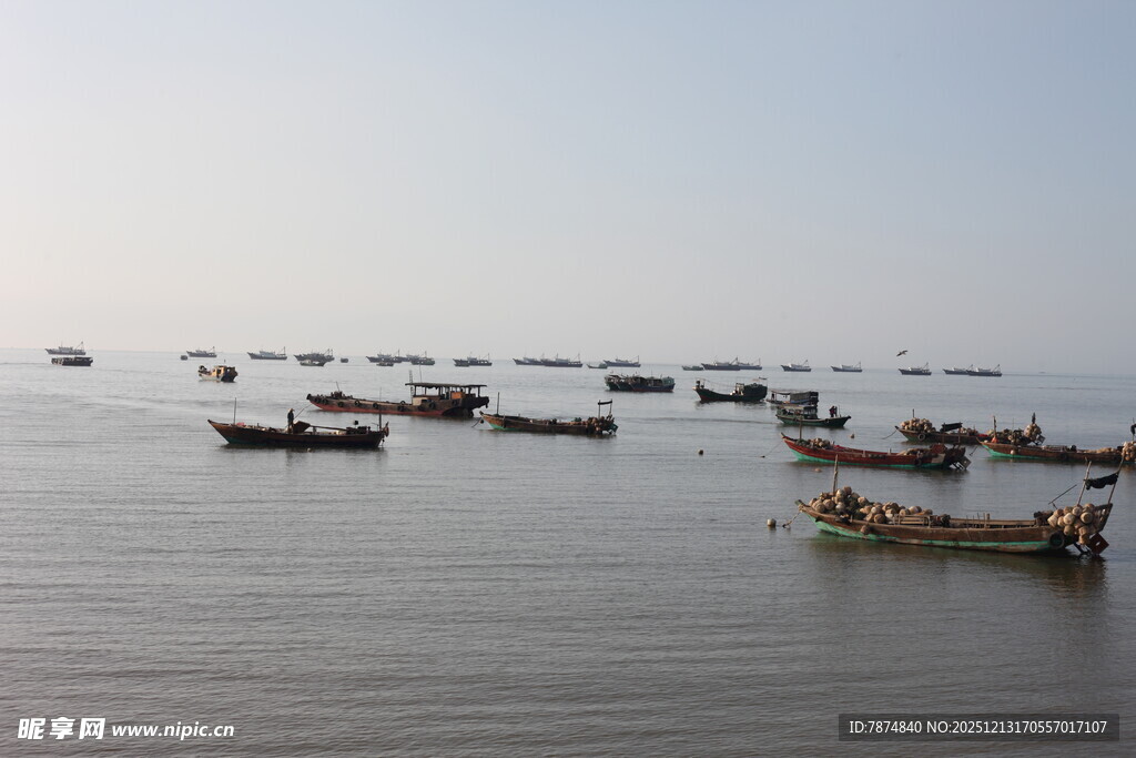 海上渔船群景