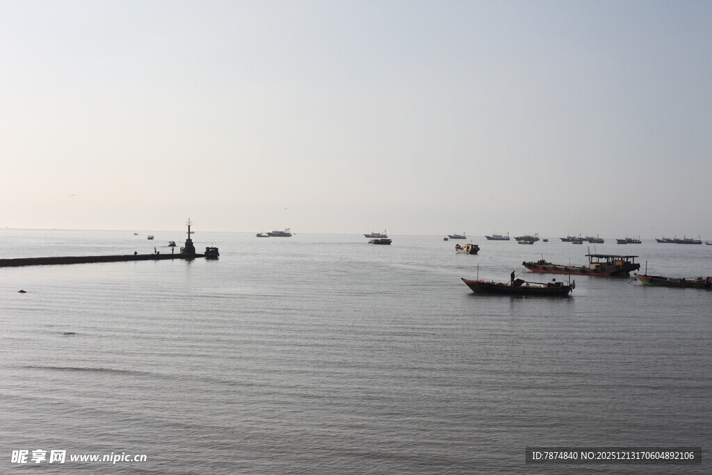 海上船只停泊的宁静画面