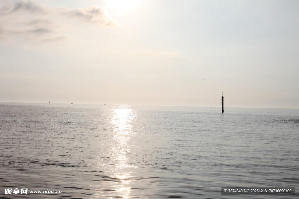 海上日出波光粼粼的海面