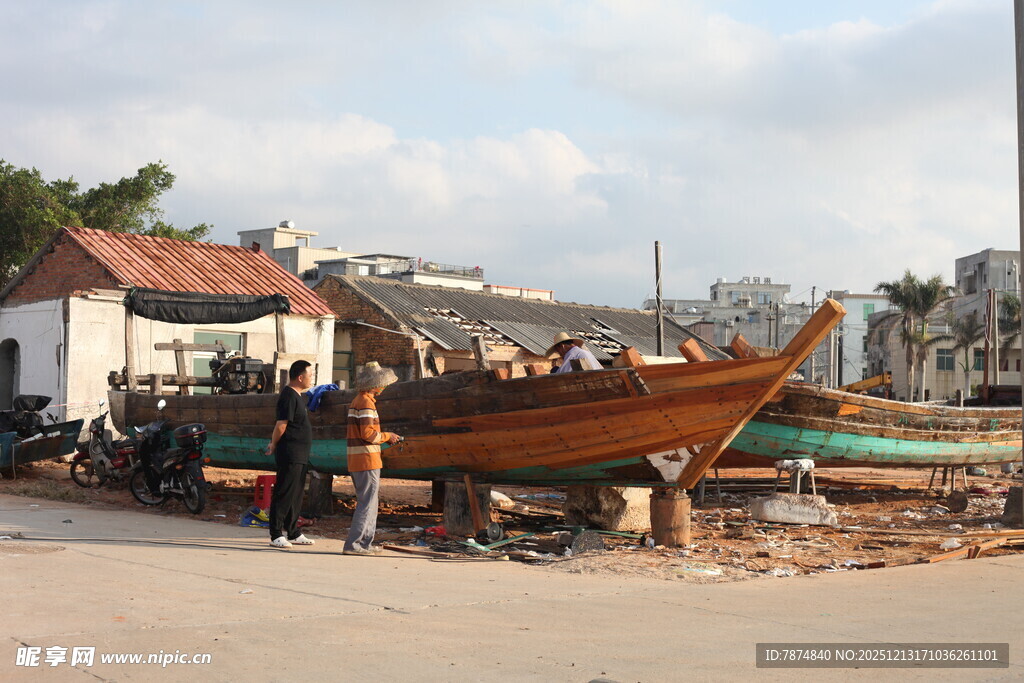 岸边停泊的古朴木质渔船