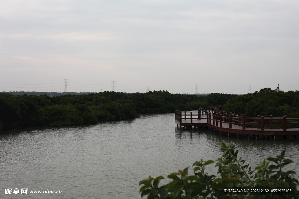 湖畔木栈道自然好风光