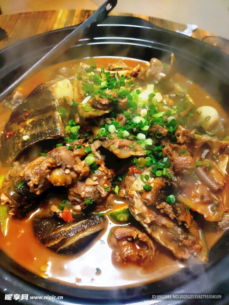 美味热气腾腾的火锅菜肴