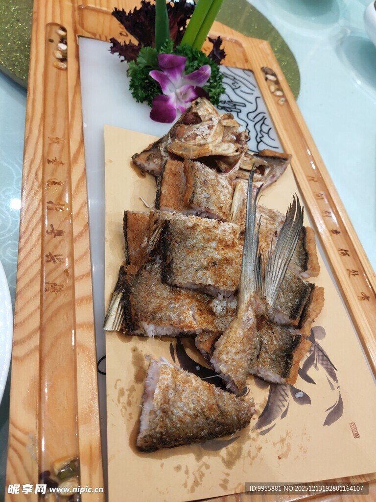 传统美味粽子摆于木盘