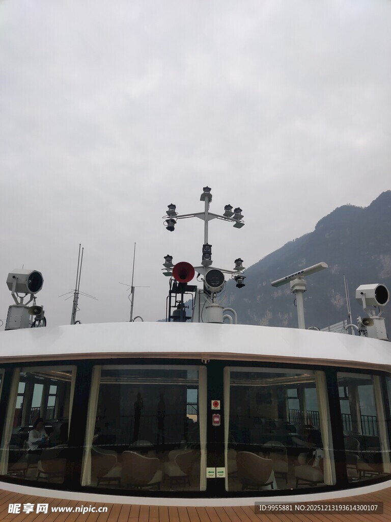 湖北 旅游 船顶设备与远山景色