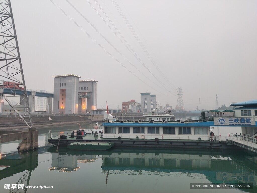 湖北旅游港口码头船只与工业景象