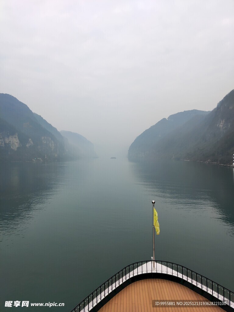 湖北 旅游船行山水间的静谧景象