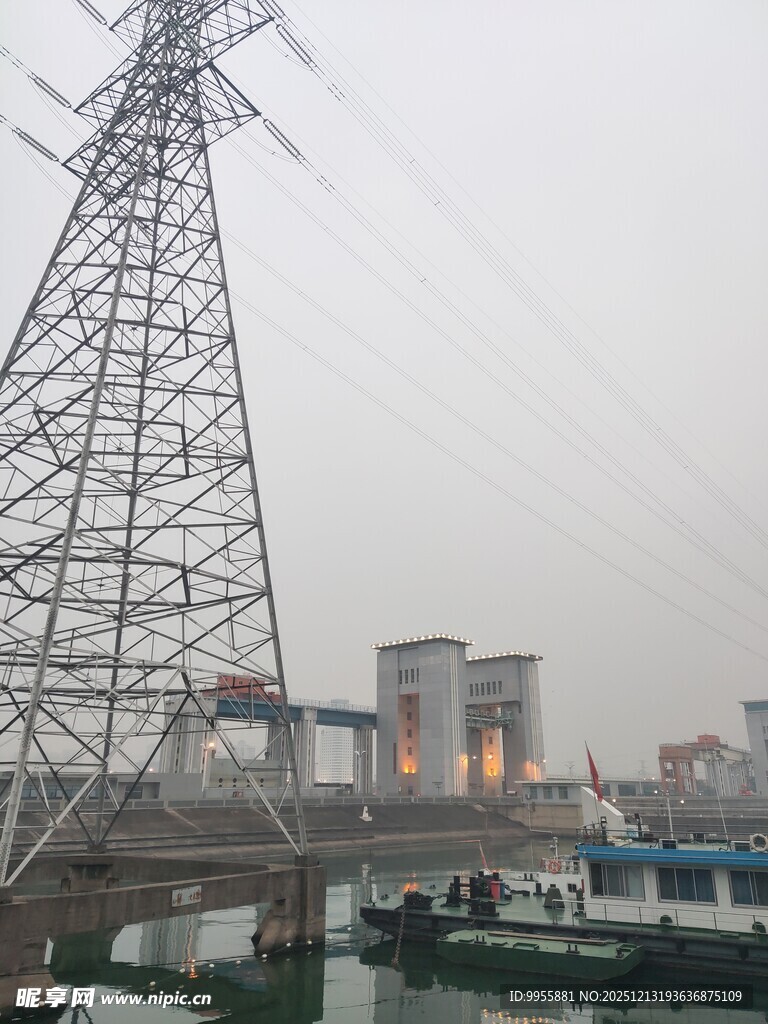 湖北旅游长江三河边高耸的输电塔