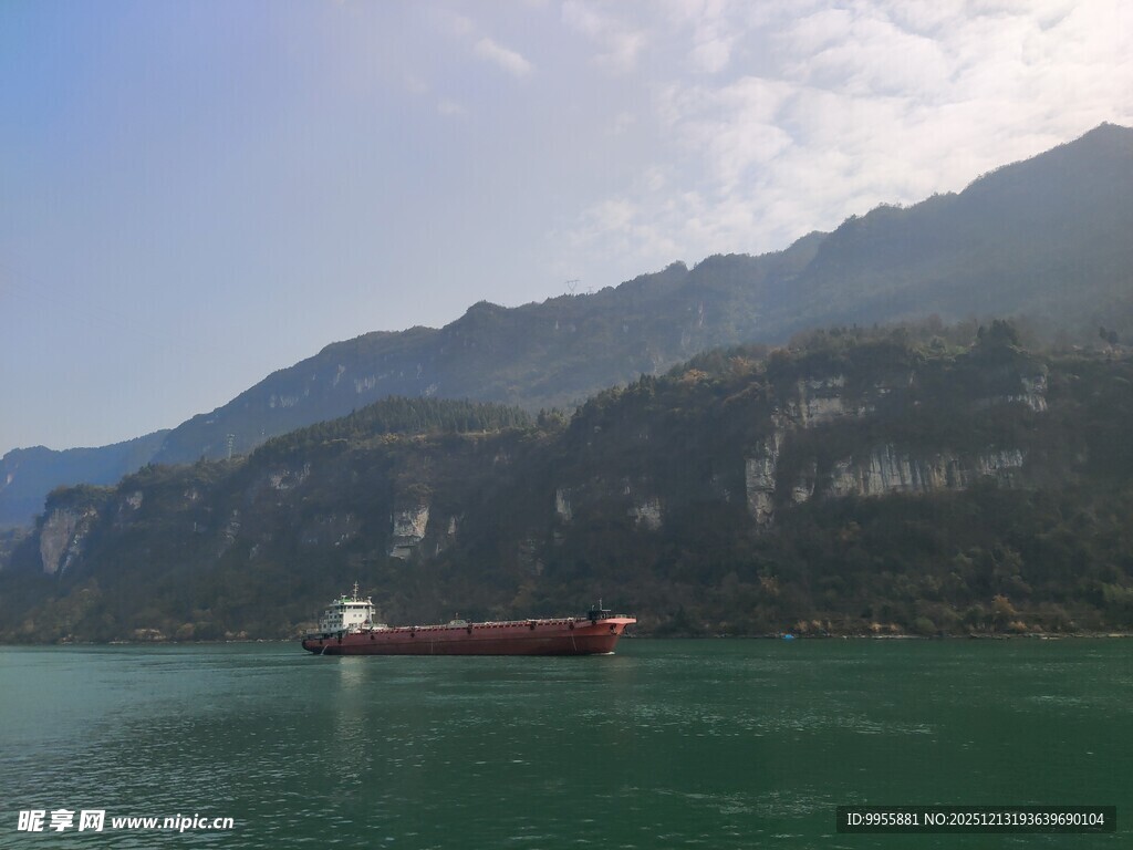 湖北 旅游江面上航行的大型货船