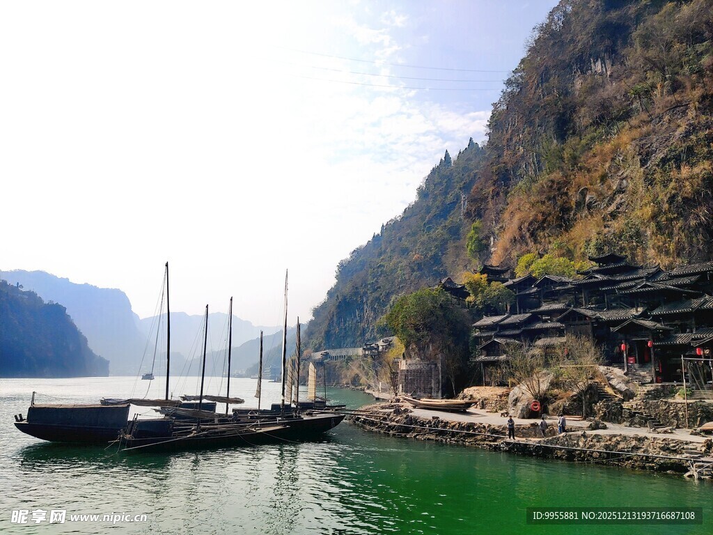 湖北旅游江边停泊船只的秀丽风光