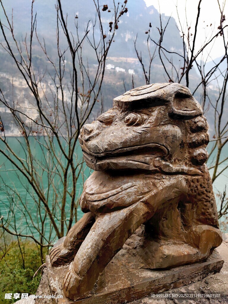 长江三峡江边石兽雕塑