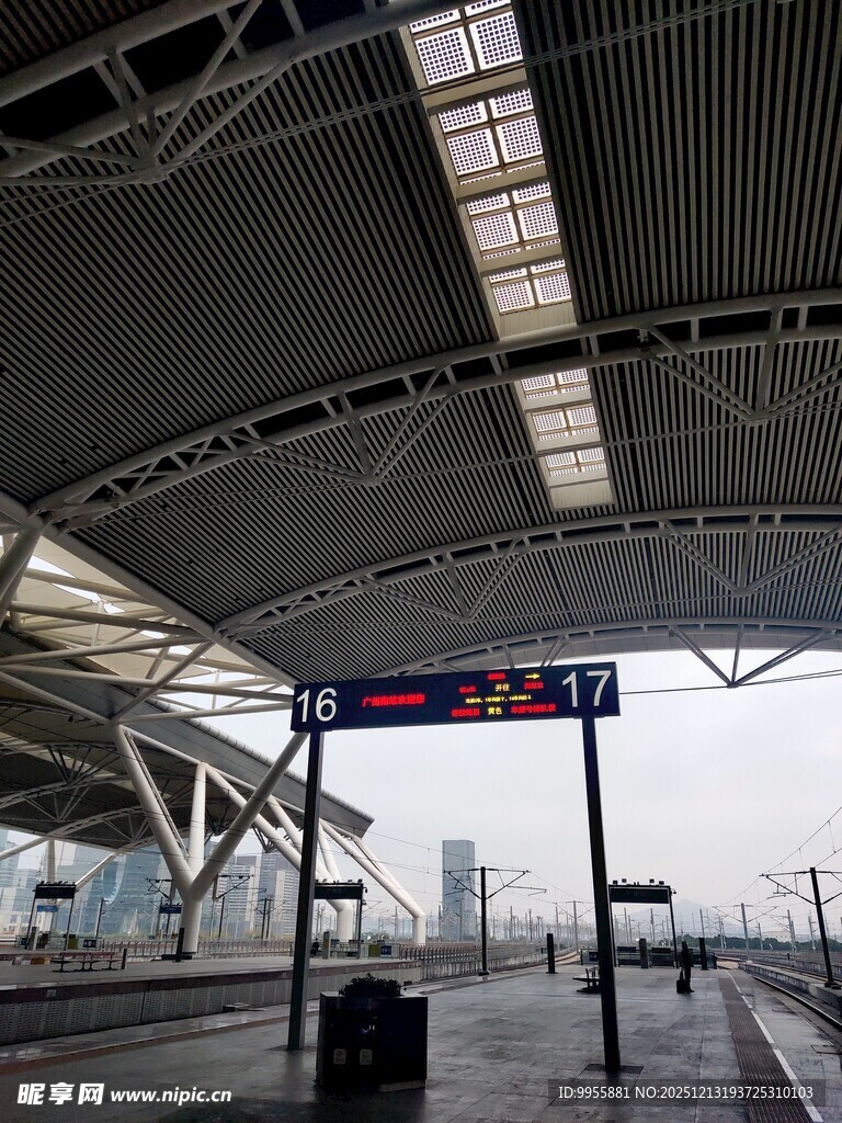 空旷高铁站候车区域