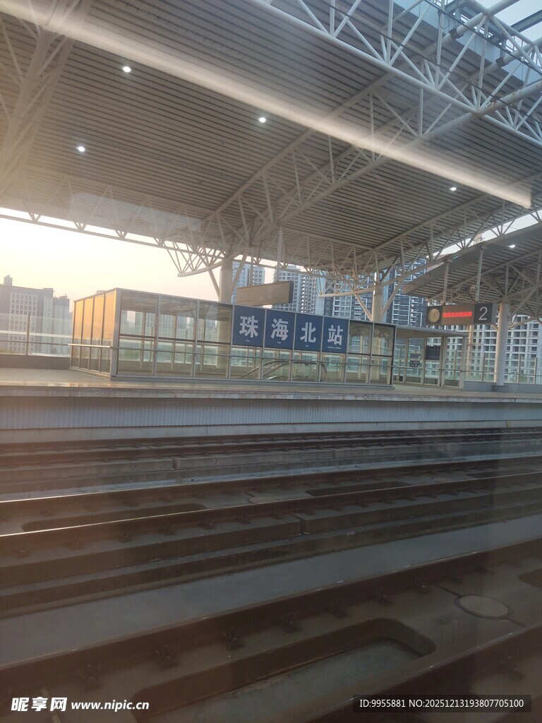 火车站内铁轨与空旷场景