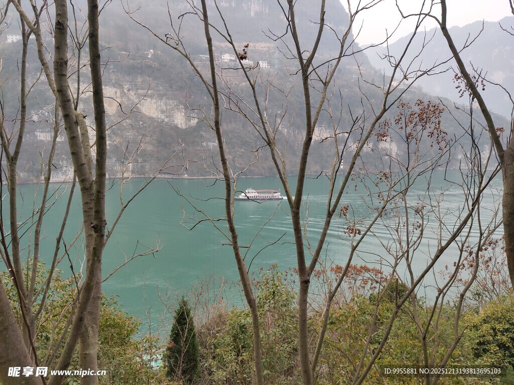 湖畔山林间的静谧景致