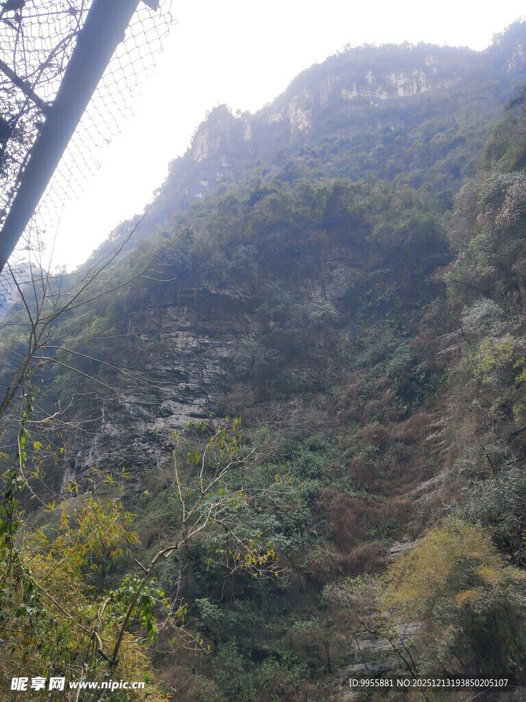 山间景致绿意盎然的峭壁
