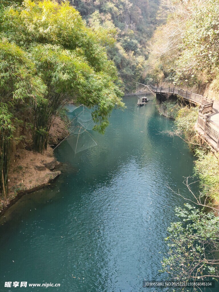 青山绿水间的静谧河流