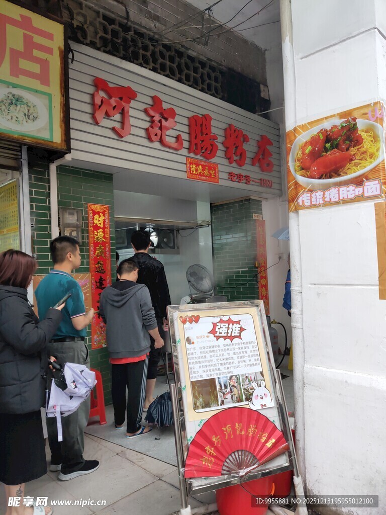 广东 江门阿记卷馍店外排队场景