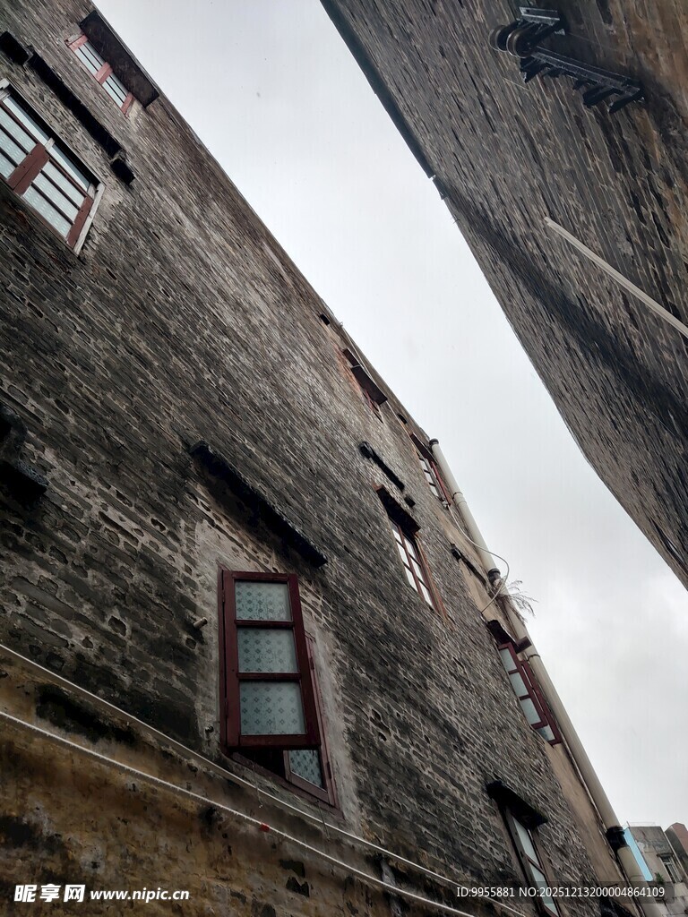 古老砖墙与木质窗户景象