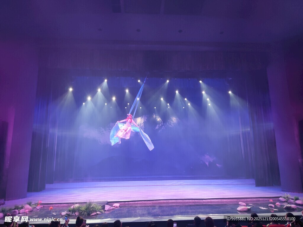 舞台上的舞者精彩表演