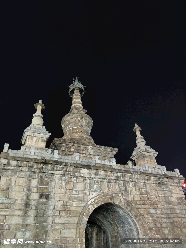 夜晚下的古老石砌建筑