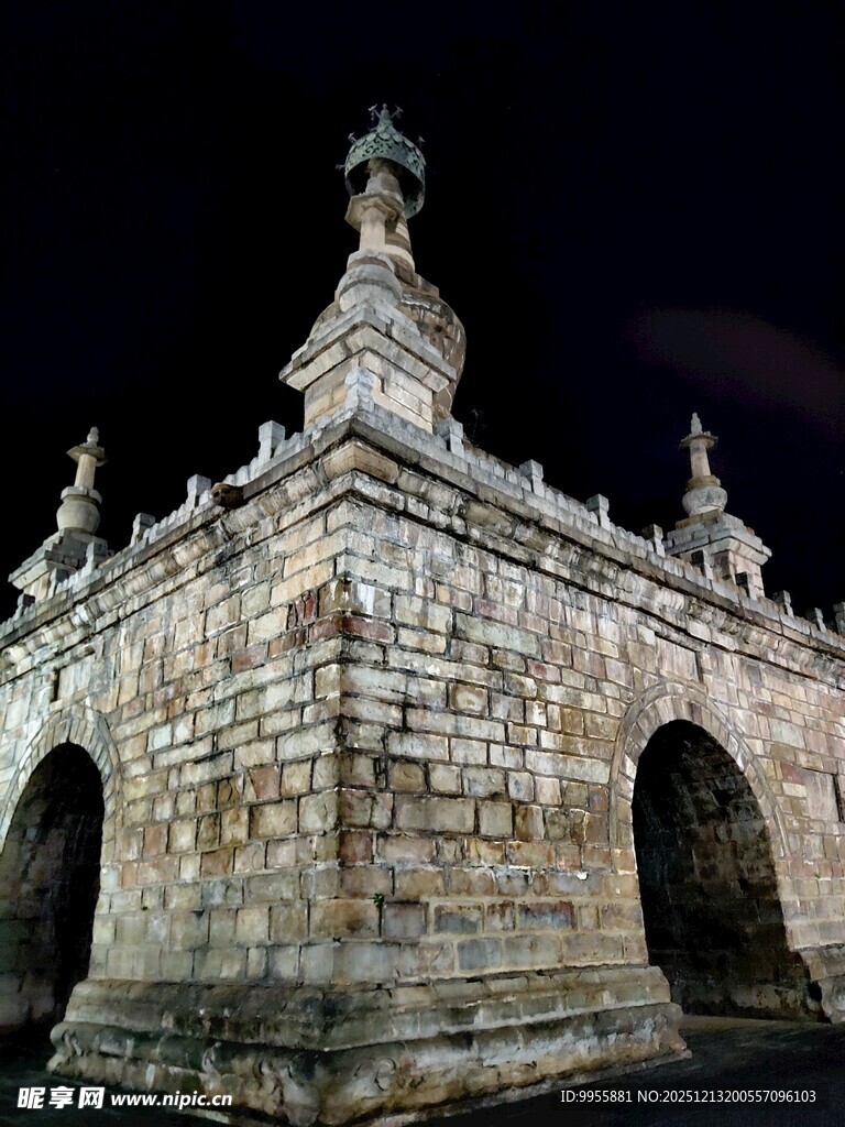 夜晚古老石砌建筑景观