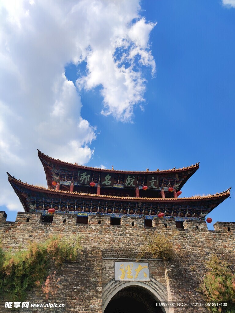 古雅城楼映于蓝天白云下