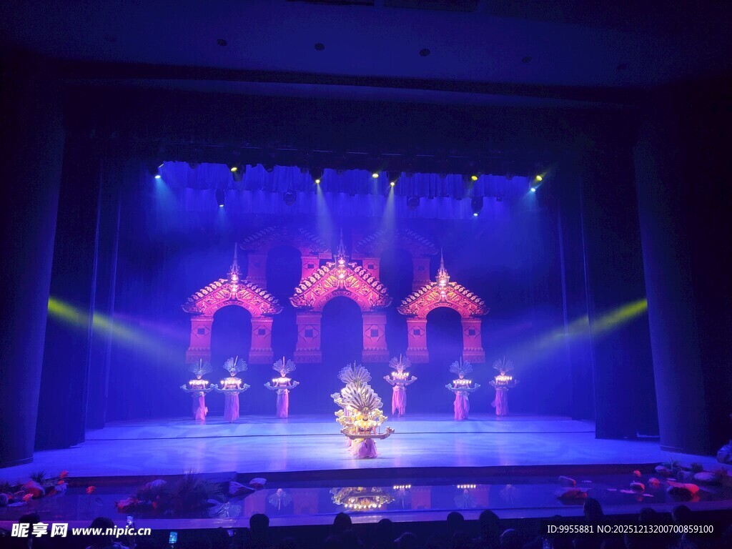 云南大理丽绚丽舞台上的单人表演