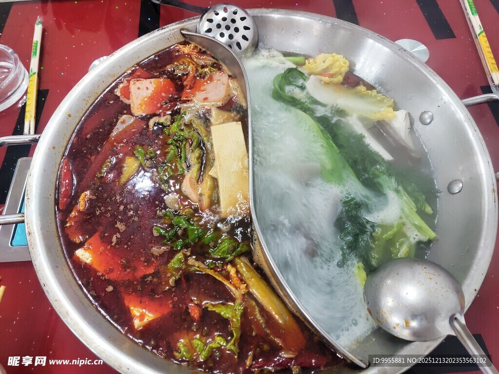 鸳鸯火锅热气腾腾的美味