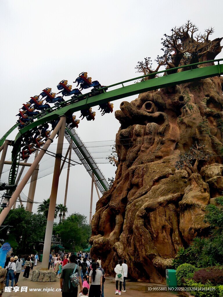 游乐园中的刺激过山车