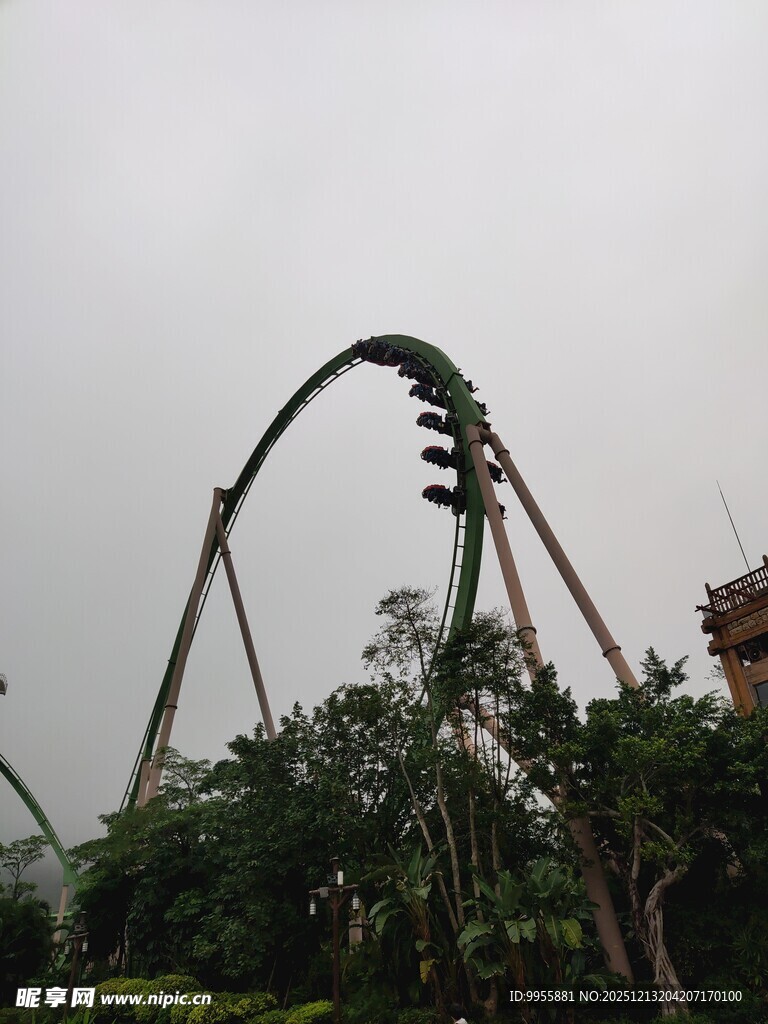 刺激的过山车设施