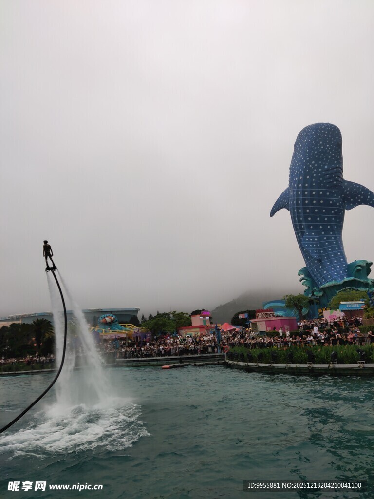 水上特技表演与巨型鲸鱼雕塑