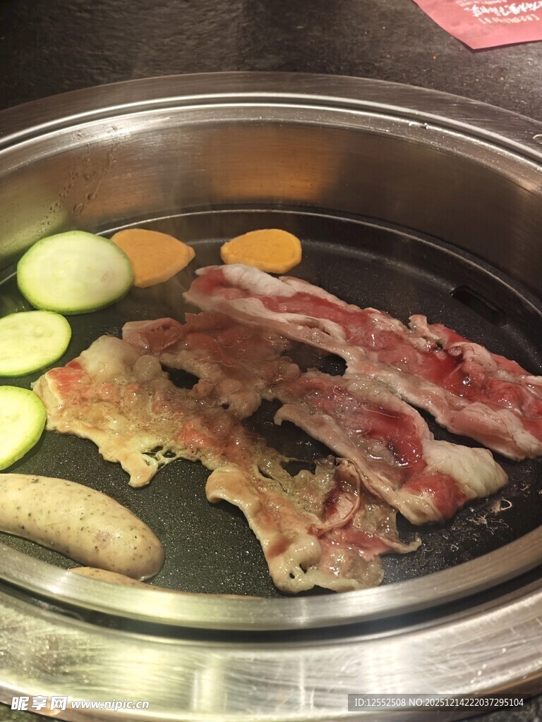 韩式烤肉锅中食材烤制