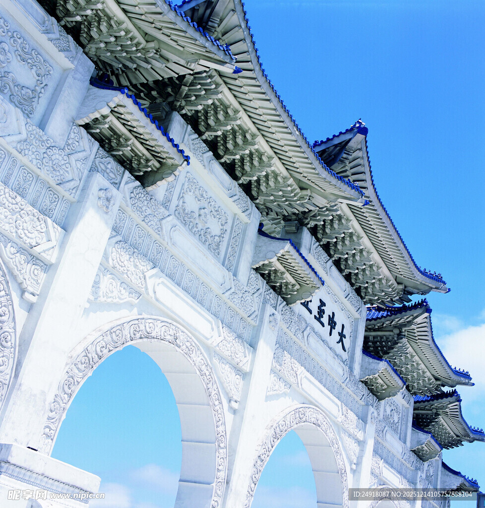 中式古建筑拱门景观