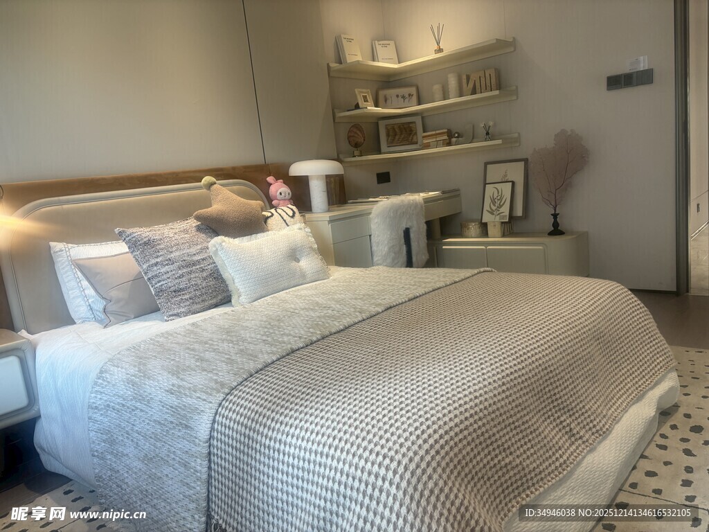 现代简约风温馨卧室一角