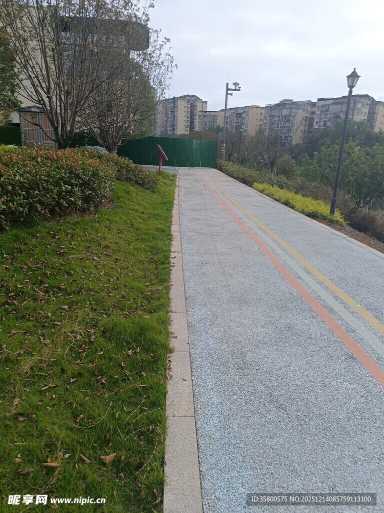城市中的彩色休闲步道