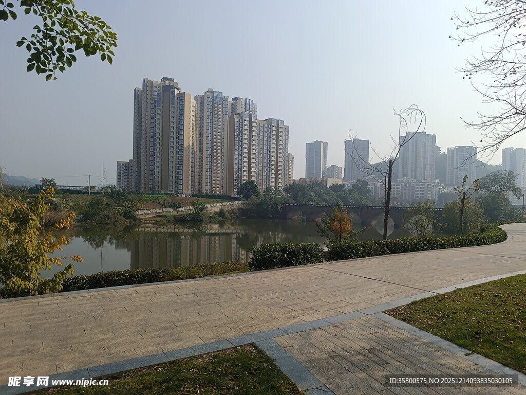 城市河畔景观步道