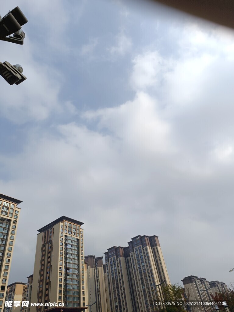 城市高楼与空中无人机